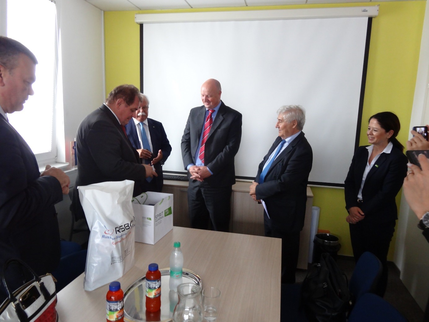 Ob zaključku srečanja je bila izražena namera po sodelovanju pri pripravi gospodarskega obiska iz Slovenije v regiji Samara v jesenskem času.