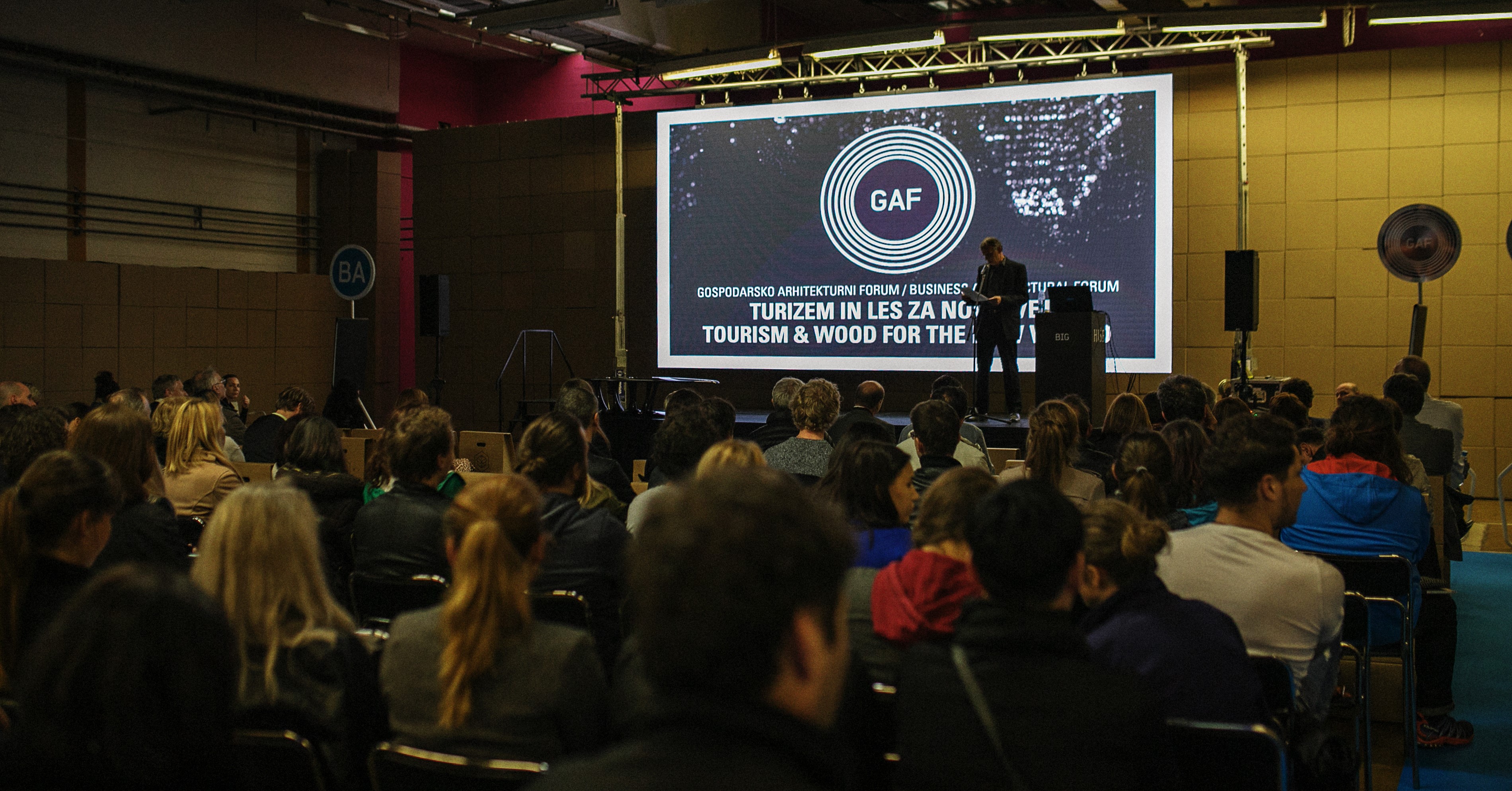 Več kot 250 udeležencev je prisluhnilo priznanim tujim arhitektom in njihovim stvaritvam. Fotograf: Miloš Horvat