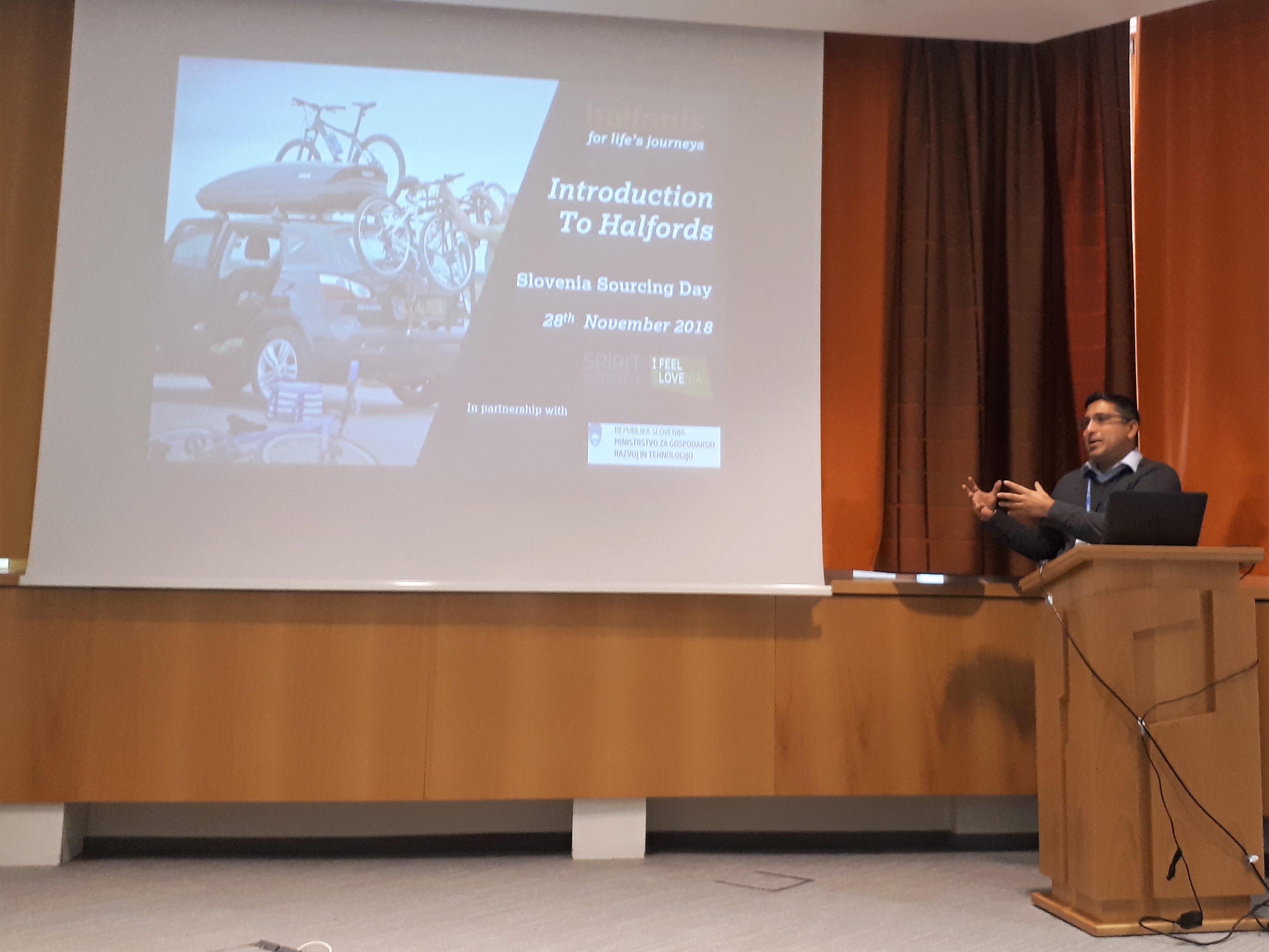 Anuraag Parashar, nabavnik v podjetju Halfords, je uvodom predstavil verigo Halfords in zahteve, ki jih imajo do svojih dobaiteljev. Anuraag Parashar, nabavnik v podjetju Halfords, je uvodom predstavil verigo Halfords in zahteve, ki jih imajo do svojih dobaiteljev.