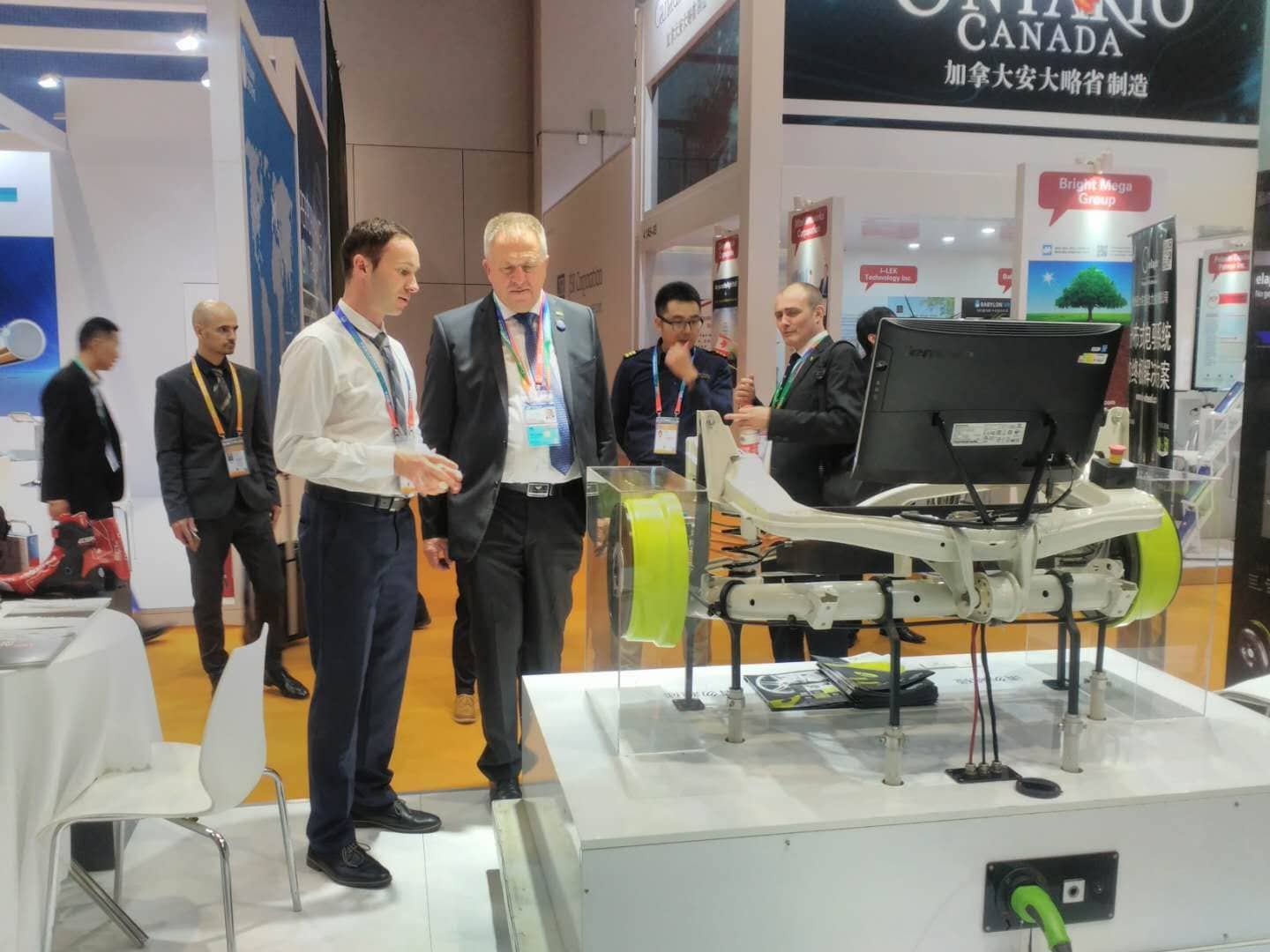 Slovenski razstavni prostor je danes obiskal tudi minister Zdravko Počivalšek, ki se te dni z delegacijo mudi na Kitajskem